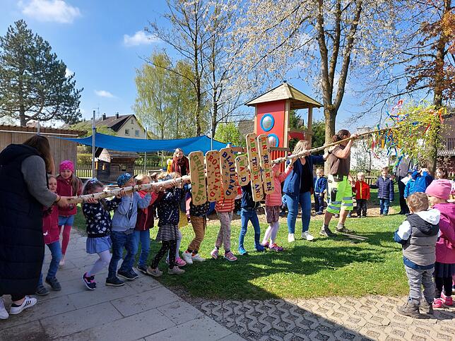 Mit vereinten Kräften stellten die &bdquo;Maxikinder&ldquo; mit Erzieherinnen und Bauhofleiter Peter Braun-Droxner im Kindergarten ...