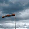 Ein Windsack weht bei stürmischem Wetter im Wind. Der Wochenstart soll stürmisch werden.