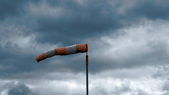 Ein Windsack weht bei stürmischem Wetter im Wind. Der Wochenstart soll stürmisch werden.