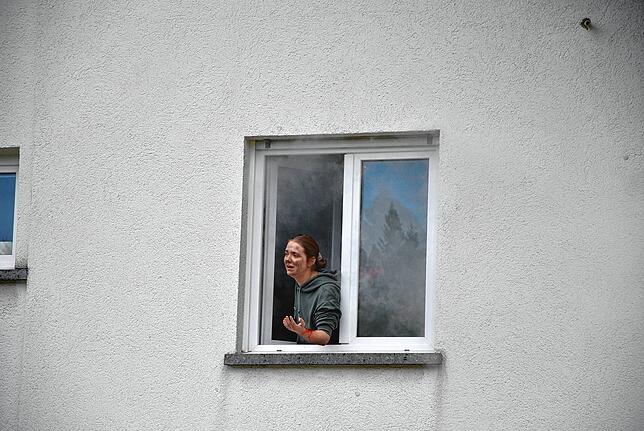 Eine Verletzte ruft aus dem Haus.
