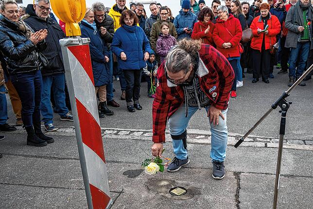 Thomas Kliebenschedel hat Blumen für Alfons Schmidberger mitgebracht.
