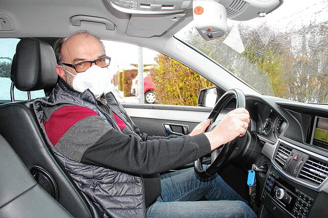 Fährt für Taxi Spoo: Rüdiger Kirn. Fahrer und Kunden müssen derzeit Masken tragen. Nach jeder Benutzung werden die Autos desinfiziert.