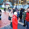 Teilnehmer des Bürgerworkshops an der Fläche des künftigen Pocket-Parks (im Hintergrund) neben dem Mühlbachcenter. Im Vordergrund rechts ...