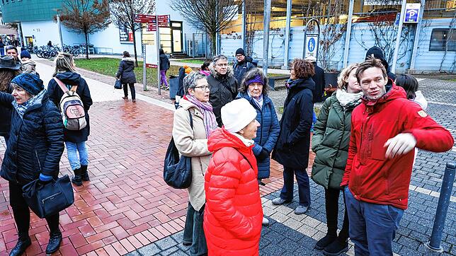 Teilnehmer des Bürgerworkshops an der Fläche des künftigen Pocket-Parks (im Hintergrund) neben dem Mühlbachcenter. Im Vordergrund rechts ...