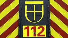 (Symbolbild) Das Konstanzer Wappen prangt über der Notrufnummer 112 auf einem der Einsatzfahrzeuge der Feuerwehr. Dass die Einsatzkräfte ...