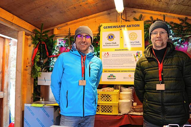 Florian Lade (links) und Andreas Hofmeier (rechts) vom Lions Club und Rotary Club Hochschwarzwald