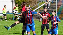 Der SC Konstanz-Wollmatingen (Timo Werne, vorn) und dem FC Königsfeld (Tim Hettich) endete mit einem 1:1.