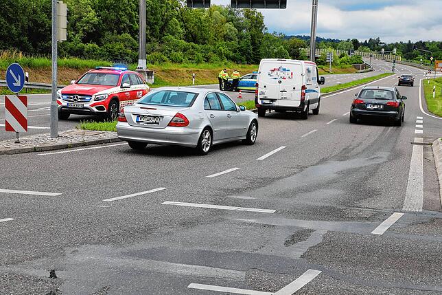 Bild 5: Bei einem schweren Autounfall auf der B33 nahe dem Flugplatz werden zwei Personen verletzt, es kommt zu langen Staus