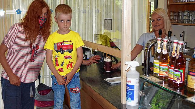 Sandra Gräfin Bernadotte reicht Michaela Hauger aus Donaueschingen, die von ihrem fünfjährigen Sohn Tim Niklas begleitet wird, im Café ...