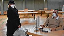 Die CDU-Kandidatin für die Landtagswahl und amtierende Landtagsabgeordnete Sabine-Hartmann-Müller gibt im Wahllokal in der Scheffelhalle ...