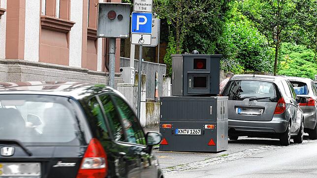 (Archivbild) Die Stadt Radolfzell hat auch schon ein solches mobiles Geschwindigkeitsmessgerät mit Blitzfunktion getestet. Kauf Konstanz ...