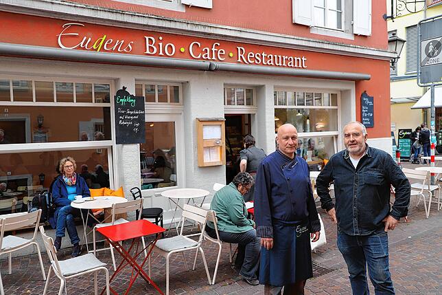 Sie müssen Ende Dezember schließen: Eugen Bücheler (rechts) und Küchenchef Albrecht Butler-Fink vor Eugens Bio-Café-Restaurant in der ...
