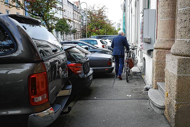 Roger Tscheulin macht den Selbsttest: In diesem Teil der Sankt-Gebhard-Straße würde eine Gehwegverbreiterung Sinn machen.