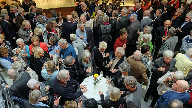 Eng wird es angesichts der etwa 700 Gäste beim Bürgerempfang rund um das Buffet, wo 14 Trachtenfrauen um Nachschub an Wein, Wasser und ...