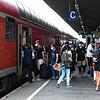 Viele Menschen wollen zum Ende des Neun-Euro-Tickets noch mit einem Zug der Schwarzwaldbahn in Richtung Karlsruhe fahren. Der Bahnsteig ...