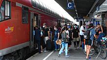 Viele Menschen wollen zum Ende des Neun-Euro-Tickets noch mit einem Zug der Schwarzwaldbahn in Richtung Karlsruhe fahren. Der Bahnsteig ...