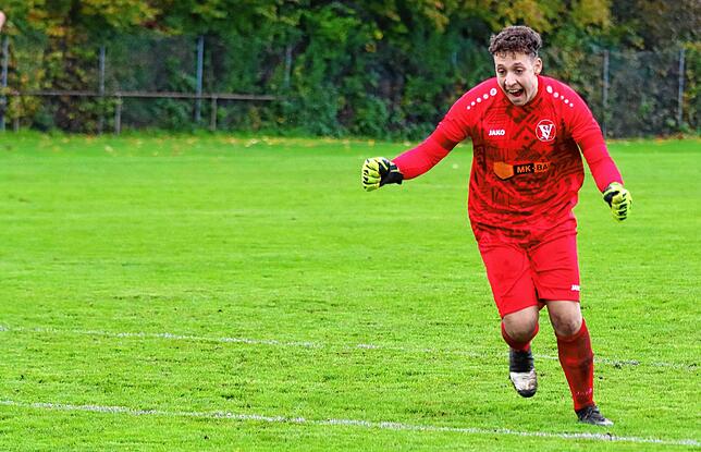 Volkertshausens Keeper Tim Leßmeister bejubelt den entscheidenden Treffer im Spitzenspiel gegen den Hattinger SV.