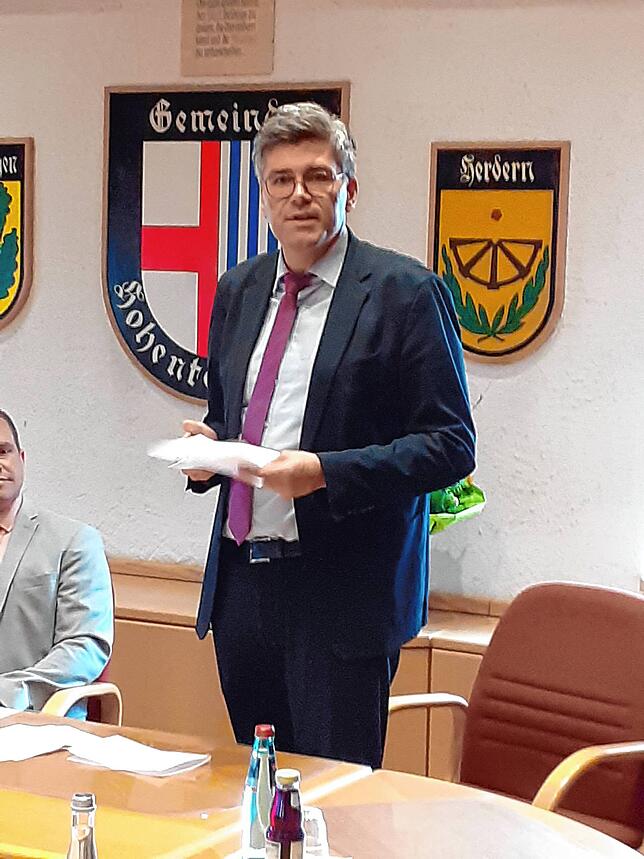 Landrat Martin Kistler bei seiner Rede im Gemeinderat zur Verpflichtung von Bürgermeister Jürgen Wiener.