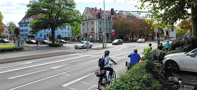Die Rechtsabbiegespur in die Jahnstraße (rechts im Bild) könnte für die Fahrradfahrer ausgewiesen werden, meint der ...