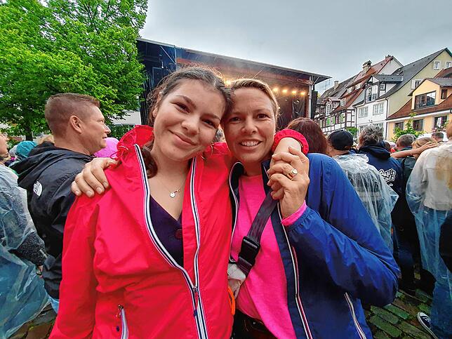 Angelika Hautkappe (rechts) aus Konstanz hat ihrer Tochter Klara die Eintrittskarten zu Weihnachten geschenkt.