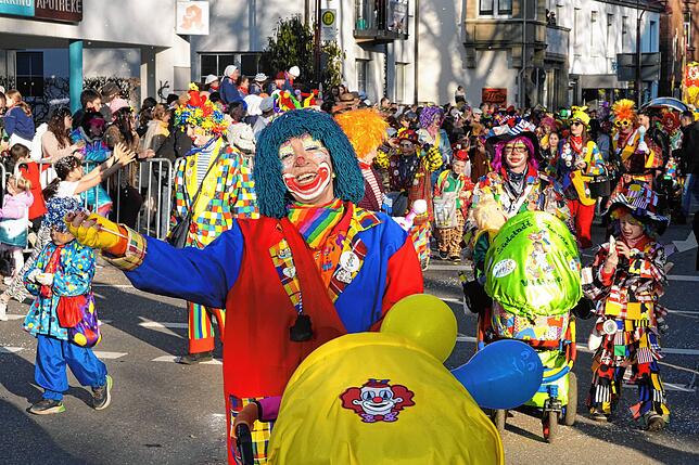 Bild 14: Tausende Narren ziehen beim Fasnet-Umzug durch die Stadt