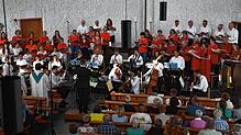 Der Chor der Seelsorgeeinheit An der Eschach, der Kinderchor Sankt Georgen, Sopranistin Deborah Kyburz und ein Orchester bei ihrem ...