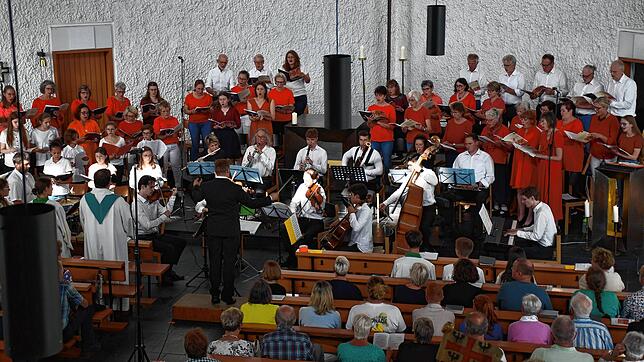 Der Chor der Seelsorgeeinheit An der Eschach, der Kinderchor Sankt Georgen, Sopranistin Deborah Kyburz und ein Orchester bei ihrem ...