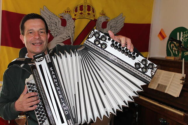 Schwarzwaldrebell Achim Meder mag es, sich selbst instrumental zu begleiten. Alles, was Knöpfe hat, macht ihm Spaß.