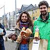 Mit dem Brezel-Taxi wollen Jonathan Winkler (v.l.), Joëlle Clot und Tobias Winkler eine Plattform für regionale Erzeuger bieten.