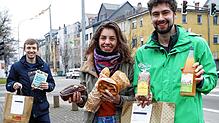 Mit dem Brezel-Taxi wollen Jonathan Winkler (v.l.), Joëlle Clot und Tobias Winkler eine Plattform für regionale Erzeuger bieten.