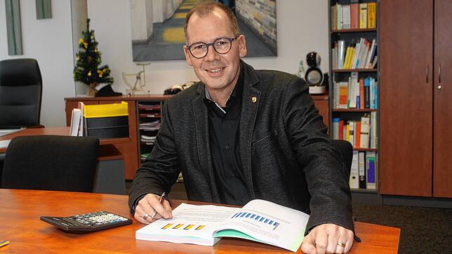 Mühlingens Bürgermeister Thorsten Scigliano liegt viel daran, dass bei den großen Plänen für das Jahr 2022 auch genau gerechnet wird. ...