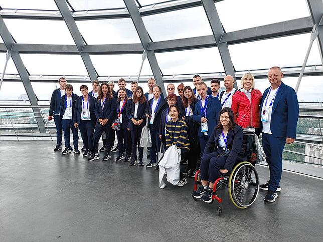 Das gesamte deutsche Nationalteam der Special Olympics Weltspiele in Berlin besucht den Bundestag.