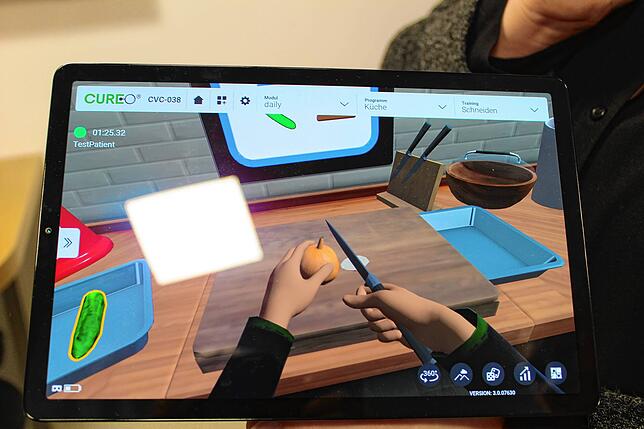 Schöne neue Weltsimulation: Hier schneidet der Steißlinger Bürgermeister bei den therapeutischen Übungen mit der VR-Brille geschickt ...