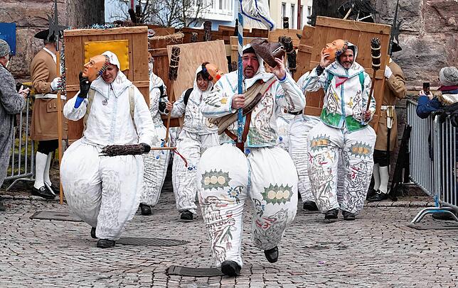 Die Wuescht beim Maschgerelauf der Historischen Narrozunft am Oberen Tor: Sie bilden den Abschluss des närrischen Schaulaufens am ...