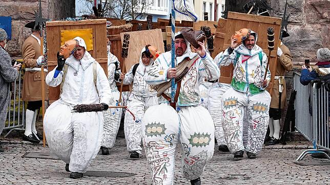 Die Wuescht beim Maschgerelauf der Historischen Narrozunft am Oberen Tor: Sie bilden den Abschluss des närrischen Schaulaufens am ...