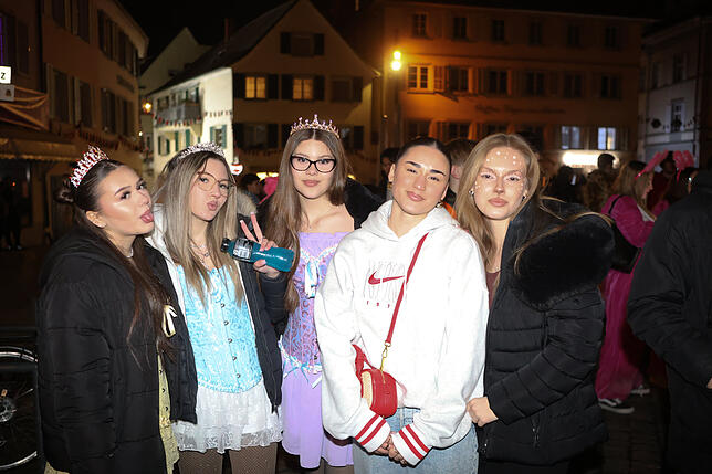 Bild 5: Konstanzer Straßenfasnacht 2025: Die Stimmung ist auch am Fasnachtsfreitag super