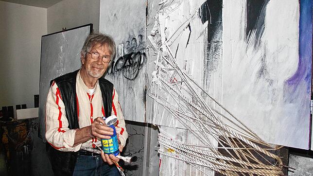 Für seine Werke verwendet der Künstler Gero Hellmuth unter anderem Holz, Eisen, Seile und kaum Farben. Sein Triptychon „Warschau  39-45“ ...