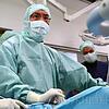 Kardiologie Chefarzt Werner Jung (mitte) setzt einer Patientin einen Herzschrittmacher ein. Über Monitore verfolgt er den Eingriff und ...