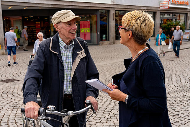 Franz Riegger ist 83 Jahre alt und lebt genauso lange in der Färberstraße/Ecke Kapuzinergasse: Jeden Morgen sammelt er dort Müll auf, ...