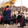 Ein Tänzchen in Ehren: Überlingens Narrreneltern Wolfgang Lechler und Thomas Pross tanzen unter dem frisch gestellten Narrenbaum.