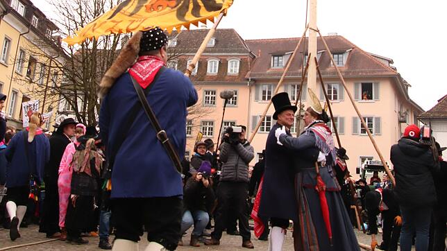Ein Tänzchen in Ehren: Überlingens Narrreneltern Wolfgang Lechler und Thomas Pross tanzen unter dem frisch gestellten Narrenbaum.