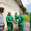 Klaus Burger (Mitte) und Norbert Lins MdEP (Mitte, 2. von rechts) im Gespräch mit Landwirt Elmar Müller (links) und dem ...