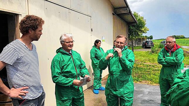 Klaus Burger (Mitte) und Norbert Lins MdEP (Mitte, 2. von rechts) im Gespräch mit Landwirt Elmar Müller (links) und dem ...
