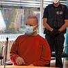 Der inzwischen 36-jährige Angeklagte sitzt unter strengen Sicherheitsvorkehrungen am Tisch im Gerichtssaal.