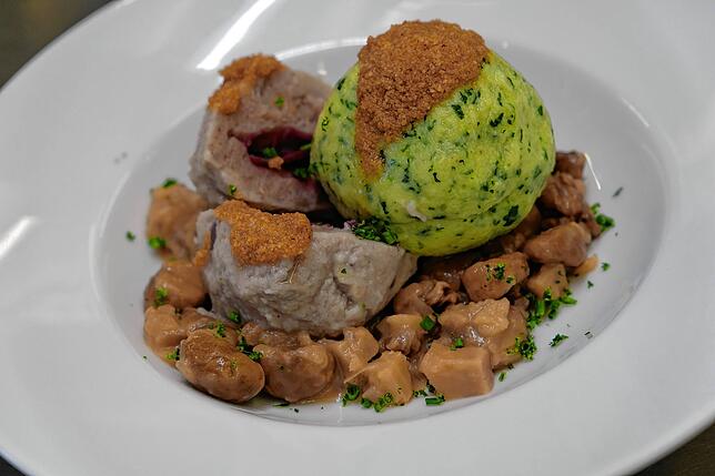Der Hauptgang macht aus traditionellen Formen, viel Gemüse und weihnachtlichen Gewürzen ein Geschmackserlebnis.