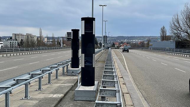 (Symbolbild) Zwei Blitzersäulen auf der Schänzlebrücke sind beschädigt worden.