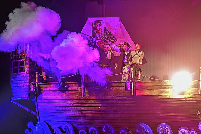 Feuerbälle und Kanonendonner – beim Hexenball fahren die Hexen schwere Geschütze auf. Sowohl verbal als auch mit der Kulisse.