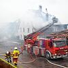 Löscharbeiten im Murger Ortsteil Hänner: Am Donnerstagmorgen brennt ein Sägewerk, die Flammen greifen auf ein Wohnhaus über. Die ...