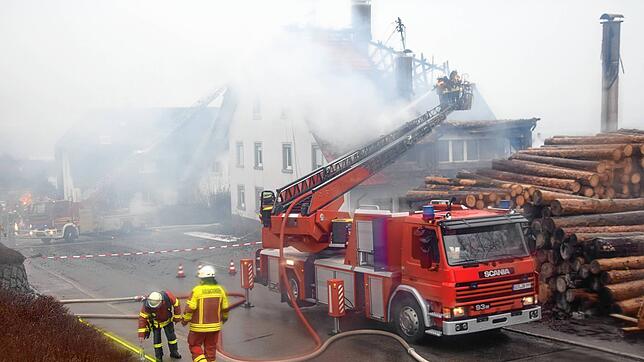 Löscharbeiten im Murger Ortsteil Hänner: Am Donnerstagmorgen brennt ein Sägewerk, die Flammen greifen auf ein Wohnhaus über. Die ...