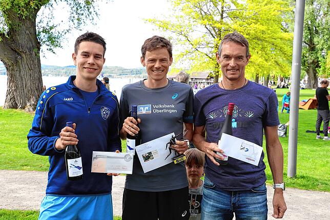 Benedikt Hoffmann vom TV Konstanz (Mitte) siegte im Halbmarathon vor Gabriel Endres (SpVgg FAL, links) und Robin Hanser (Triteam ...